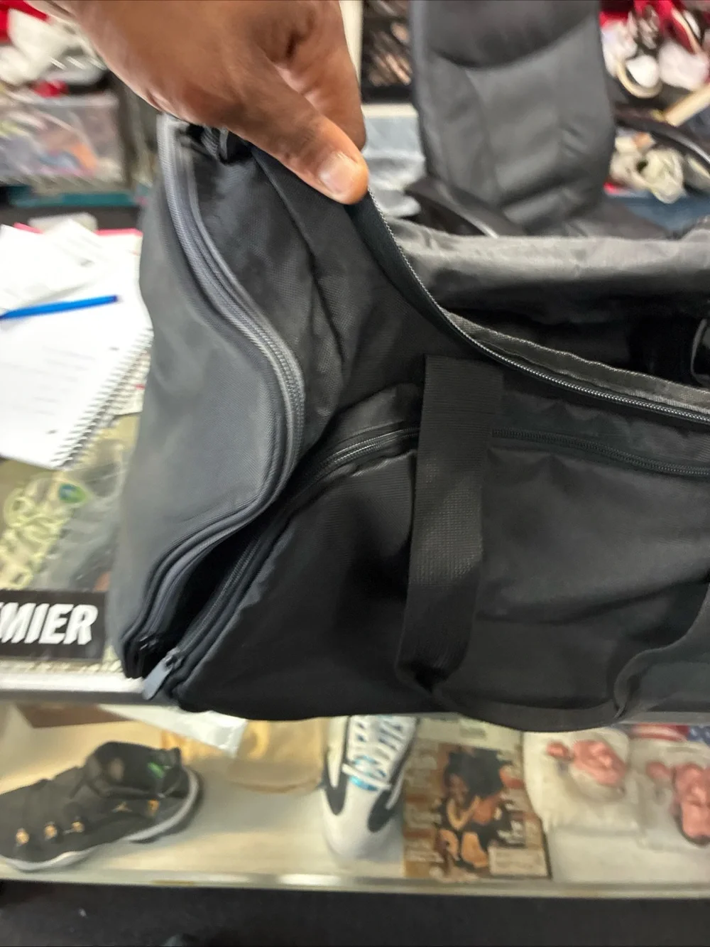Nike Duffle Gym Bag ( 17”x11”x10”) Black E2-759 Pre Owned Used